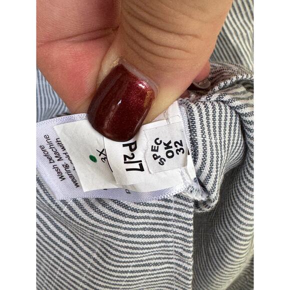 Lauren Conrad-NWT-Ruffled Vneck Plus Size Top-Size 3X - Picture 7 of 8